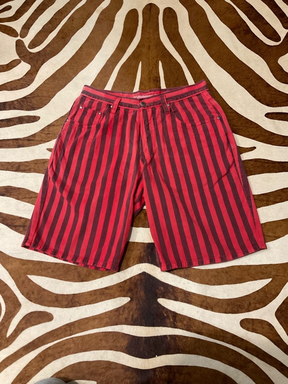 Vintage 90s Unionbay Red Black Striped Denim Shorts Size 32 Jeans Unisex - Picture 2 of 10